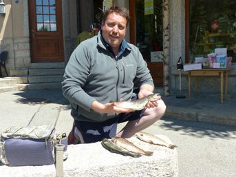 Une jolie fario en mains de 850 gr.