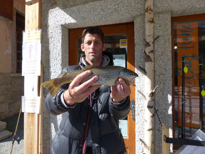 Une jolie truite fario attrapée par le pêcheur

Penta Sacha Champex-Lac
