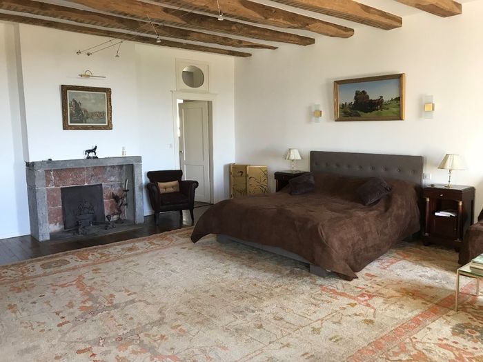 Chambre double de luxe Comte Armagnac 

Située au deuxième étage accessible par le grand escalier, elle offre une vue exceptionnelle sur la campagne environnante.
-------------------------------------------------------------------------------

Équipements : Grand lit 180x200, Minibar, Bouilloire électrique, Sodastream, Coffre-fort, Chaînes à la carte, Télévision à écran plat,  Fer à repasser, Bureau, Coin canapé, Dressing, Chaînes satellite, Chaînes canal +, Cheminée, poutres en chêne, parquet ancien, tapis, Vue sur le jardin, Linge de maison...
Une connexion Wi-Fi gratuite est disponible dans toutes les pièces du château.
-------------------------------------------------------------------------------
The Comte Armagnac double room

Located on the second floor (accessible by stairs only), it offers a splendid view on the countryside.

Room Facilities: King size bed (180x200) Minibar, Sodastream, Electric kettle, Safe, Flat screen TV with Satellite channels, Desk, Sitting area, , Fireplace, oak beams, Sofa, Hardwood/Parquet floors, Wardrobe/Closet, 
Free WiFi is available in all rooms. 


