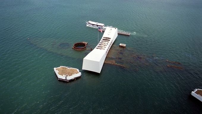 Zatopiony USS Arizona- mauzoleum w Pearl Harbour
