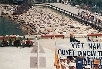 Đồng bào VN ṃanh mẽ ̉ung ḥô CPQGVNLT.