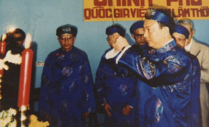 Mr. Dao Minh Quan prepare sworn Prime Minister of the Provisional National Government of Vietnam in Orange County, Southern California on 16/02/1991
Ông Đào Minh Quân thắp nhang bàn thờ T̉ô Quốc trước khi tuyên tḥê nḥân tṛong nhịêm Th̉u Tướng Chính Ph̉u Quốc Gia Vịêt Nam Lâm Thời ngày 16 tháng 02 năm 1991 tức là Mồng Hai Tết Tân Mùi tại Văn Phòng Trung Ương Vịêt Nam Tân Dân Ch̉u nằm trong Trung Tâm Thủ Đô Người Vịêt Ṭy Ṇan C̣ông S̉an vùng Nam California, số 12812 Đại Lộ Brookhurst, thành phố Gàden Grove, quận Cam.