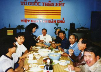 Nhà Văn Chánh Trung Nguyễn Đức Sỹ, Nữ sĩ Mai Thi và qúi ṿi trong Văn Phòng Thường Tṛưc vui mừng có thêm  sinh khí sau khi đựơc tin ông Đào Minh Quân nḥân ṭam thời đứng ra trong vai trò Th̉u Tướng CPQGVNLT.  