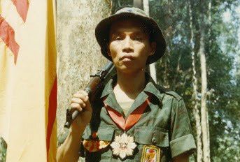 Anh Hùng Trần Văn Bá tại chiến khu trước khi bị bắt và tên Nguyễn Tấn Dũng đã sát hại ông. 