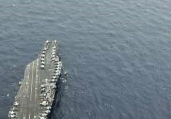 USS George Washington (CVN 73) và Mẫu Hạm Nḥât B̉an JS Hyuga (DDH 181) h̉ai hành hàng ngang.