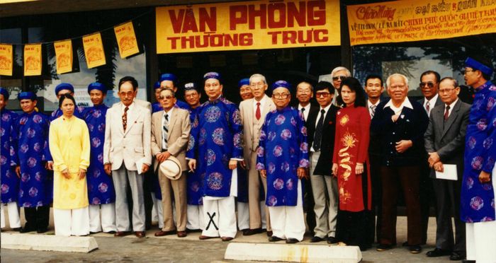 Th̉u Tướng Đào Minh Quân và qúi thành viên trong Văn Phòng Thường Tṛưc CPQGVNLT. 