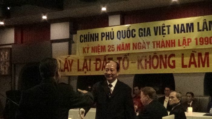 Trung Tướng Nam Sơn đón Th̉u Tướng Đào Minh Quân ḍư lễ k̉y năm 25 năm thành ḷâp CPQGVNLT ngày 20/02/2015 tại thành phố Garden Grove-Nam Cali. 