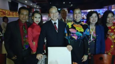 Th̉u Tướng CPQGVNLT và Phu Nhân cḥup hình lưu nịêm với anh cḥi em ngḥê sĩ đến giúp vui trong lễ k̉y niệm 25 năm hành ḷâp CPQGVNLT vào Mồng Hai Tết Ất Mùi tức 20/02/2015. 