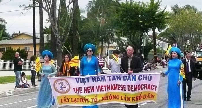 Phái đoàn Việt Nam Tân Dân Chủ dẫn đầu đoàn xe của Thủ Tướng Đào Minh Quân tiến vào trung tâm thành phố Garden Grove, Nam California, ngày 23/05/2015.  