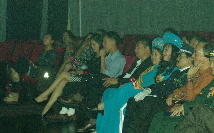 Thủ Tướng và qúi giới chức trong CPQGVNLT khuyến khích Văn Nghệ Truyền Thống Dân Tộc đêm 27/8/2016 tại Fountain Valley.
