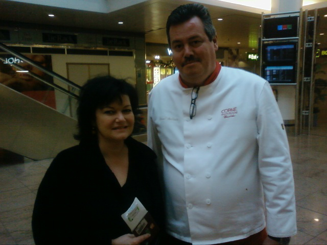 Merci à Maurane le 16 décembre 2010  bxl airport
Daniel ta veste un peu trop courte non ? 