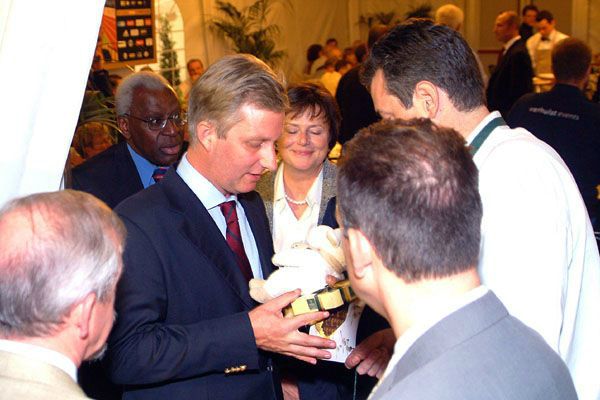 avec notre prince , présentation des premières pralines GABRIEL (n' est plus dans la gamme N ) merci à vous monseigneur
et vive la BELGIQUE 