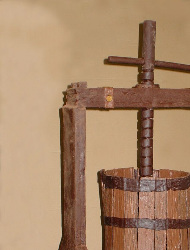     POUR FAIRE DU VIN IL FAUT UNE PRESSE EN VOICI UNE 
