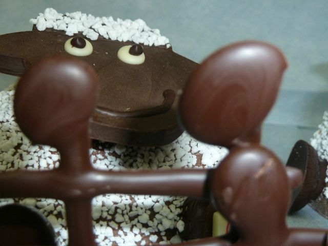 CINQ, ZZZZZZZZZZZZZZZZZZZZZZZZZZZ
LE CORPS EN CHOCOLAT AU LAIT , DE LA MERINGUE POUR LA LAINE , ET UNE PETITE TETE DE CHOCOLAT AU LAIT 