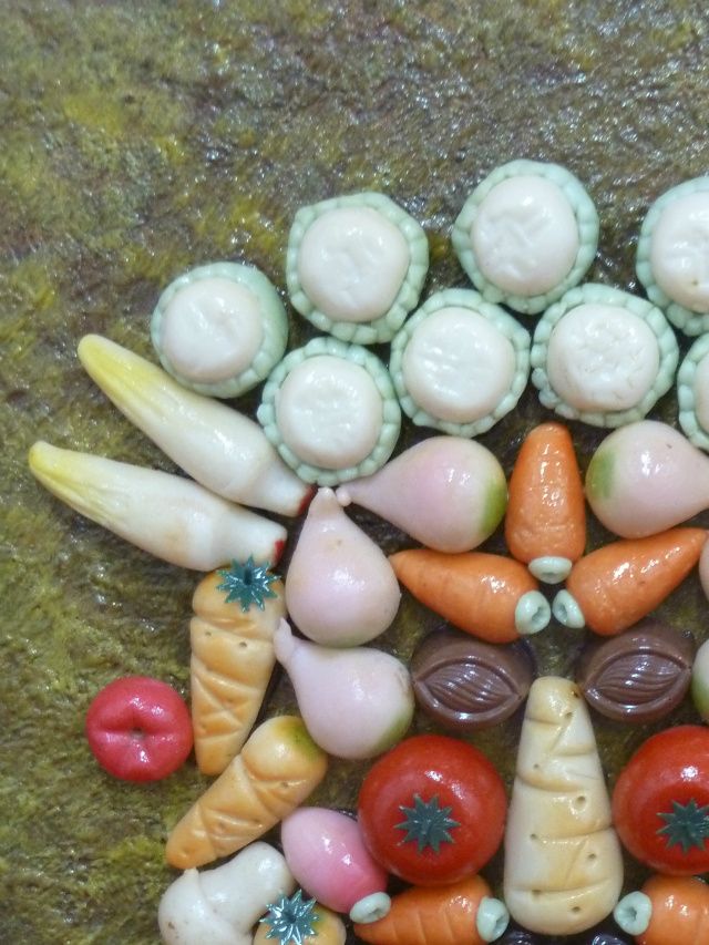 AU MENU CAROTTES,NAVETS,TOMATES,CHAMPIGNONS,PDT,ETC....
                                MAIS EN MASSEPAIN 