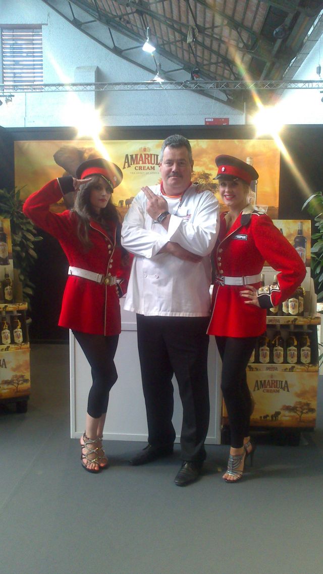 dur, dur, le métier de chocolatier !!! du calme les filles du calme 
:-)