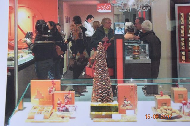 Je suis dans le  fond !!! le sapin en vitrine