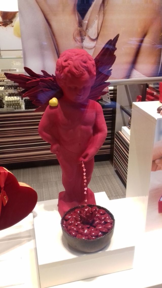 NOTRE  MANNEKE  AU  SABLON FEV 2018  PIPI DE  COEURS  