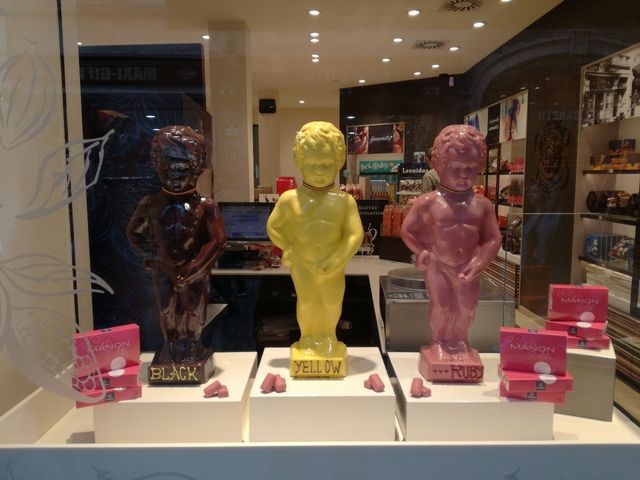 VITRINE  MANON  RUBY  AVEC  NOTRE  MANNEKE  TOUJOURS  LUI (EUX) 
