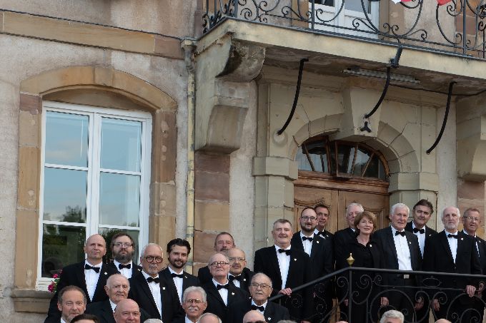 Photo du groupe devant la mairie de Hombourg-Haut.