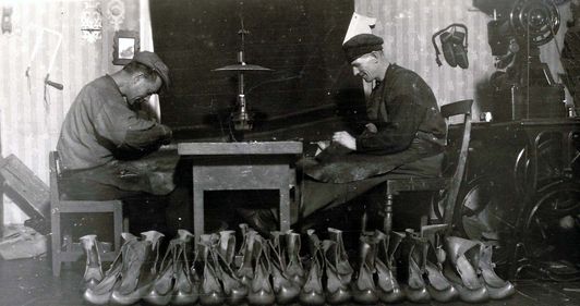 Skomakarna Emil Holmgren och Johan Öberg