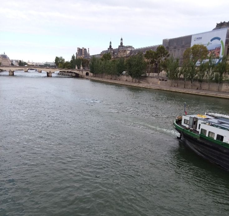 The type of photos I normally take on my photo walks, quite leisurely experienced with no security checks or hour long queues. 👏👏👏 This was taken on the wooden pedestrian bridge, pont de arts, that spans the Seine River from south side of the Louvre museum to the north side of Saint-Germain de Prés neighborhood where the Paris Institute is located. .