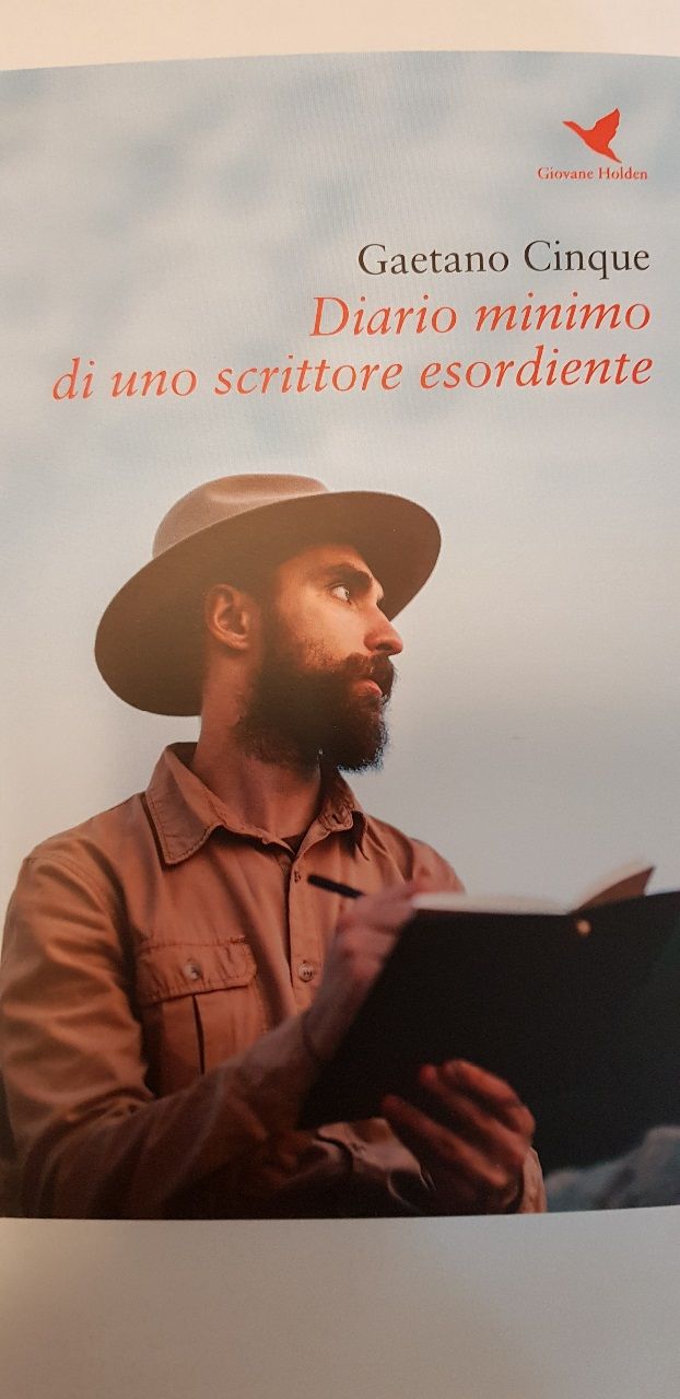 Diario minimo…può considerarsi un vero e proprio manuale, una guida mentale e psicologica, ma anche decisamente tecnica e strumentale  per aspiranti scrittori, per coloro che, volendo pubblicare un loro primo testo, assumono la dicitura “esordienti”.

E proprio perché questa definizione resta in molti casi indelebile, quasi un marchio, il testo intende apportare qualche chiarimento su un mondo che ai neofiti risulta veramente incomprensibile.

Innanzitutto dibattendo qual è il rapporto tra scrittura e letteratura. E soprattutto cosa succede se uno scrittore esordiente decida di non seguire mode e mercato, editoria di successo e concorsi nazionali.

Fare un’autoanalisi della propria vena narrativa, ricercare i motivi che sono alla base di progetti letterari e rappresentarli con le motivazioni immediate e sincere, diventa istruttivo e di grande aiuto per chi inizia a misurarsi con il proprio io creativo.

Il testo quindi si offre come manifesto programmatico per chi resterà ai margini della grande editoria. Essere autori minori non vuol dire però essere poco significativi, anzi.

Il più acuto interprete del sentimento di marginalità è stato un grande della letteratura mondiale: il portoghese Fernando Pessoa, il cui pensiero rivive nell’ultima parte del Diario minimo…

 

 

 
