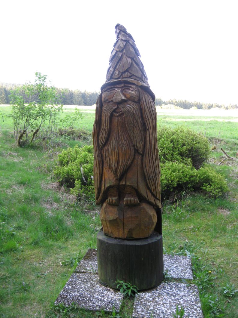 Wanderweg in Schulenberg mit Holzschnitzfigur