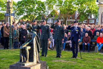 Kranslegging namens de Weesper Veteranen Dodenherdenking te Weesp 2025