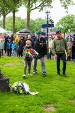 Kranslegging namens de Weesper Veteranen Dodenherdenking te Weesp 2024