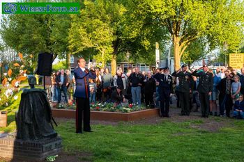 Kranslegging namens de Weesper Veteranen Dodenherdenking te Weesp 2023