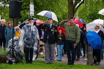 Kranslegging namens de Weesper Veteranen Dodenherdenking te Weesp 2024