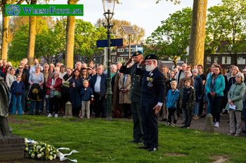Kranslegging namens de Weesper Veteranen Dodenherdenking te Weesp 2023
