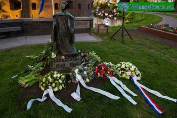 Kranslegging namens de Weesper Veteranen Dodenherdenking te Weesp 2023