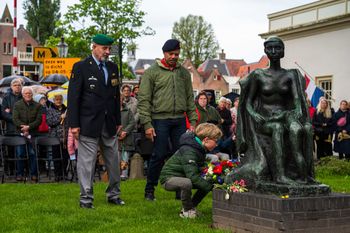 Kranslegging namens de Weesper Veteranen Dodenherdenking te Weesp 2024