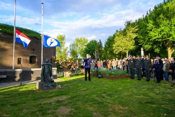 Kranslegging namens de Weesper Veteranen Dodenherdenking te Weesp 2025