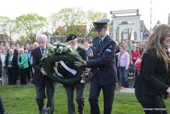 Kranslegging namens de Weesper Veteranen Dodenherdenking 2016 te Weesp