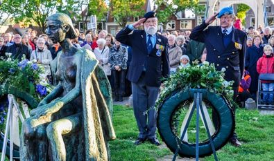 Kranslegging namens de Weesper Veteranen Dodenherdenking 2019 te Weesp