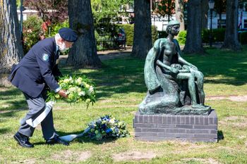 Kranslegging namens de Weesper Veteranen Dodenherdenking 2020 te Weesp