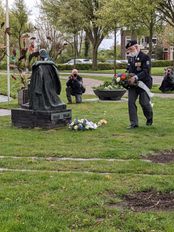 Kranslegging namens de Weesper Veteranen Dodenherdenking te Weesp 2021