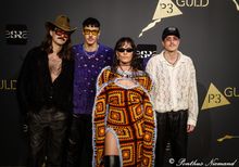 Cleo med band