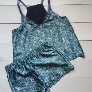 Phoebe top en Prue shorts