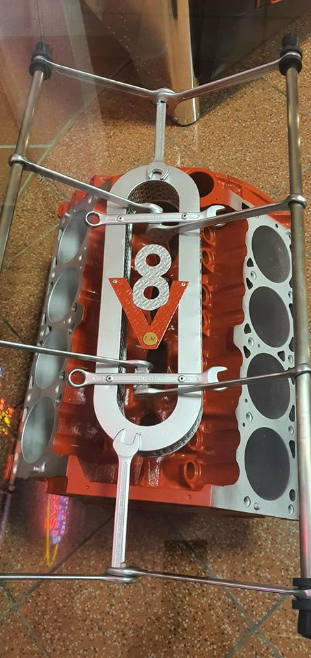 Table Basse Moteur V8 et dessus en verre Sécurit 