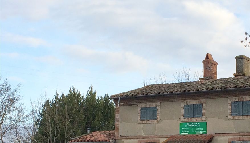 Canal de Garonne : la maison de l'éclusier de l'écluse de Fenouillet. Il est prévu que la commune réalise prochainement des travaux de rénovation de cette maison.