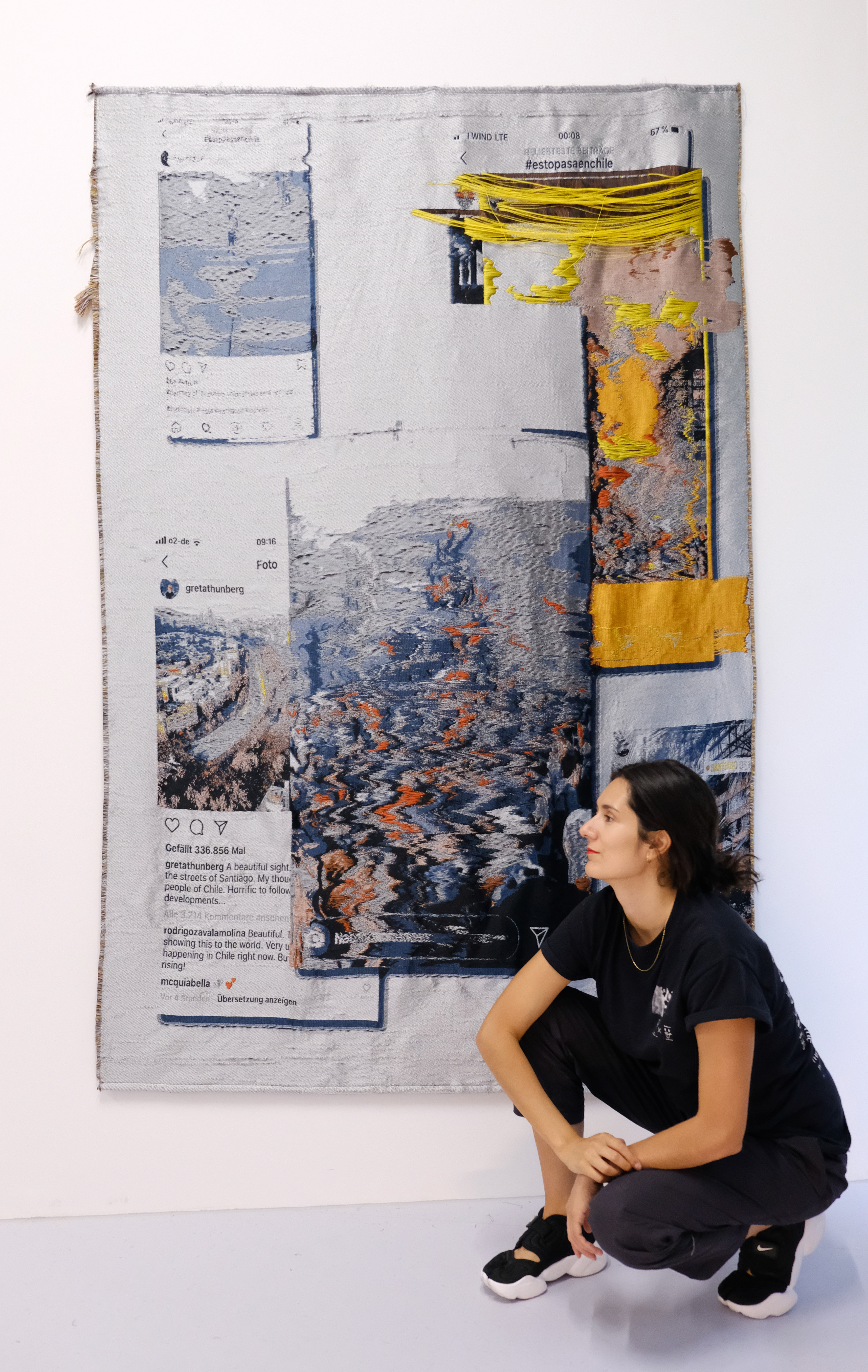 "Plaza de la Dignidad" (2021) photo with the artist,  by Constanza Camila, 2021