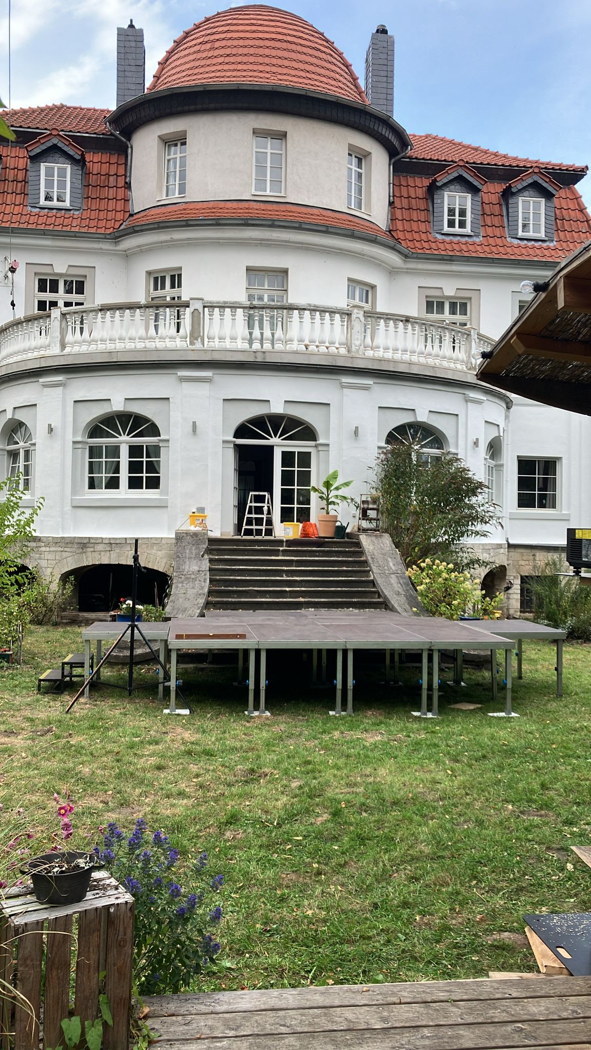 Bühne steht