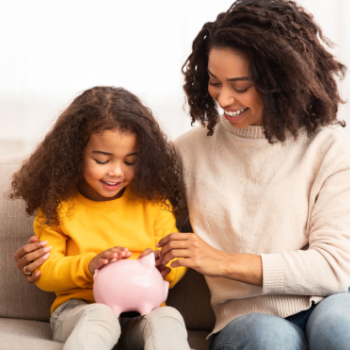 une fille et sa maman qui economisent