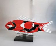 lonely carps op voet van steen 