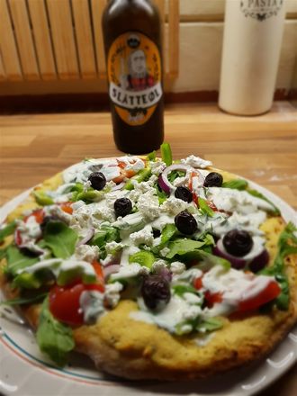 Hummus med Gresk salat på Pizza bunn