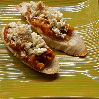 Auberginerpate med Hummus, Feta, Valnøtter på toast